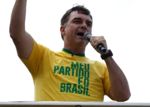 Fl�vio Bolsonaro foge para os EUA e se declara presidente em carta com erro no bras�o