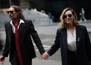 Esposa de Russell Brand � expulsa do tribunal ap�s juiz interromper depoimento
