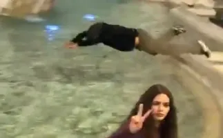 Turista � preso na It�lia ap�s pular na fonte de Trevi