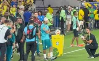 Neymar machucado aparece no gramado do Maracan� durante aquecimento do Brasil