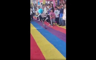 Rob� chuta crian�a em apresenta��o de artes marciais na China