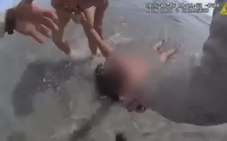 Pol�cia salva mulher inconsciente que se afogava no mar nos EUA