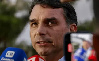 Filho visita Bolsonaro e diz que ele est� bem; esposa tinha falado que ele estava pior