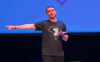 Filho de Bolsonaro quer tratar mil�cias como terroristas