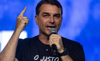 Fl�vio Bolsonaro promete lutar contra novas taxas dos EUA em evento com Tarc�sio