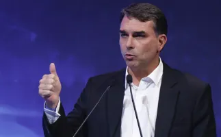 Fl�vio Bolsonaro pede que EUA adiem tarifas e promete lei contra liga��o do Pix com outros pa�ses