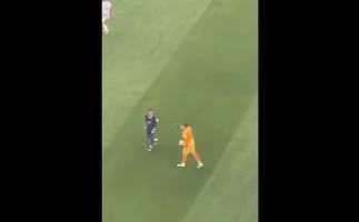 Goleiro do Paraguai se irrita com Mbapp� e joga bola em suas costas