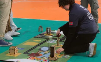 Jovens da periferia de Florian�polis participam de torneio de rob�tica