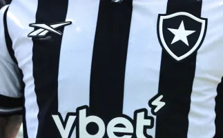Zagueiro do Botafogo faz gesto antifracista e aciona protocolo; caso n�o vai � s�mula
