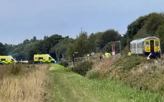 Trem colide com carro em passagem de n�vel e ve�culo fica totalmente destru�do na Inglaterra