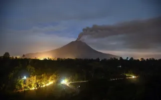 Vulc�o explode na Indon�sia e fecha 8 aeroportos, deixando 150 mil passageiros presos