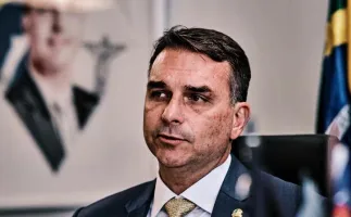 Foto de Fl�vio Bolsonaro em saf�ri na �frica do Sul aparece com investigados no caso do INSS