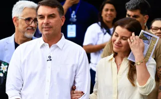 Fl�vio Bolsonaro visita o pai Jair ap�s 3 meses de pris�o