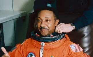 Ex-astro da NASA alerta: Aliens existem e guerra no espa�o � poss�vel