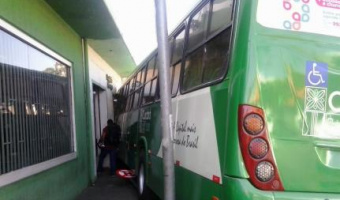 SEM FREIOS Ônibus desgovernado invade papelaria no Centro de Cuiabá
