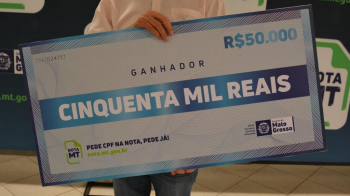Cheque simbólico de R$ 50 mil - Nota MT - Foto por: Lorrana Carvalho