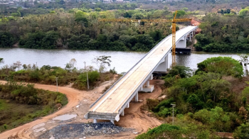 Mauro inspeciona obras de ponte e hospital em Cuiab
