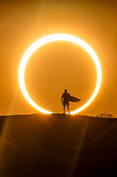 Surfista talo Ferreira protagoniza foto indita durante eclipse do Sol