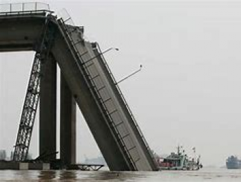 VDEO: Ponte desmorona aps ser atingida por navio nos EUA; equipes procuram pelo menos 7 pessoas na gua