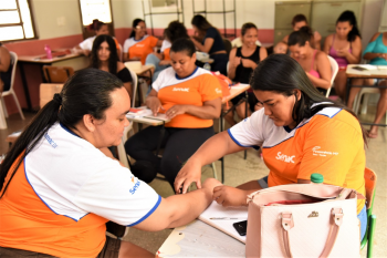 Primeira-dama de Cuiab entrega certificados para alunos do programa Qualifica Juventude nesta tera-feira (2)