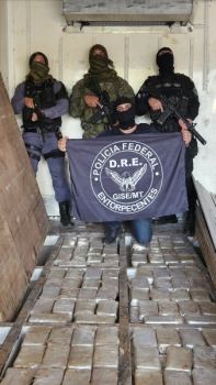Polcia Federal prende homem transportando 220 tabletes de cocana em caminho frigorfico