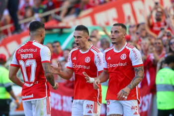 Internacional goleia Red Bull Bragantino e amplia invencibilidade no Brasileiro