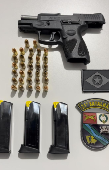 PM prende motorista de caminhonete com arma, carregadores e munies em zona rural