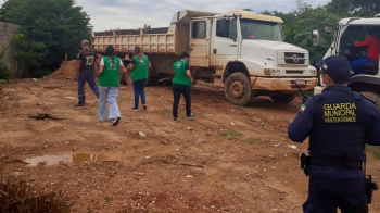 Guarda Municipal flagra caminho despejando entulhos em rea de APP Vrzea Grande