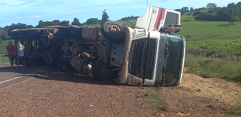 Motorista tenta desviar de buracos e carreta tomba em rodovia estadual no Norto