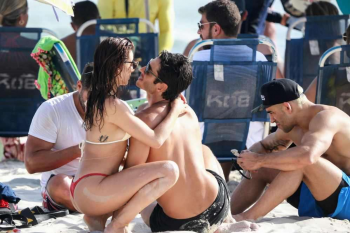 Isis Valverde esquenta o clima na praia com o marido