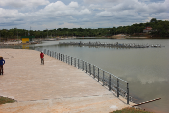 Concreto que foi colocado para afastar esgoto da lagoa do Parque das guas  retirado.