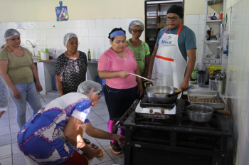 Moradoras do CPA aprendem a fazer salgados tradicionais no projeto Qualifica 300