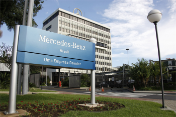 Trabalhadores da Mercedes continuam com greve por reajuste salarial.