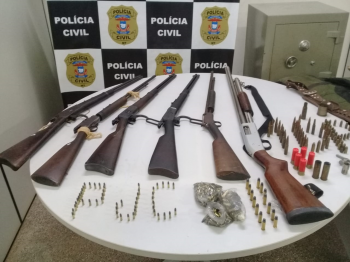 Polcia Civil apreende armas e munies durante buscas na zona rural de Cceres