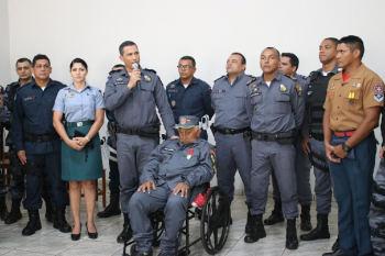 Comandante da PM entrega medalha >Mrito Sangue de Mato Grosso> a cabo de 98 anos