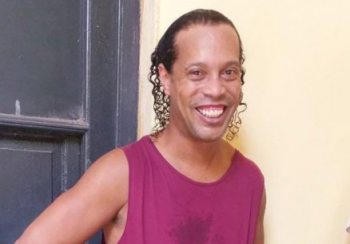 Times de presos disputam 'contratao' de Ronaldinho