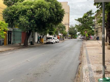 Ruas de Cuiab amanhecem desertas no primeiro dia de decreto restritivo; veja fotos