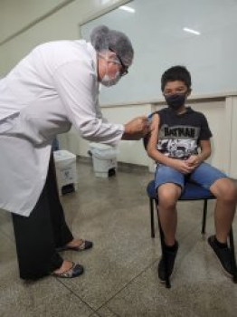 AVANÇO  VG vacina primeira criança contra Covid-19