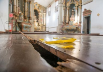 SO BENEDITO  Defesa Civil aponta riscos e fecha igreja histrica em Cuiab