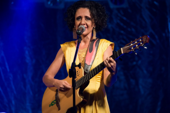 11 DE AGOSTO NO TEATRO DA UFMT Cantora Flvia Wenceslau traz a Cuiab show autoral Minha msica tem histria