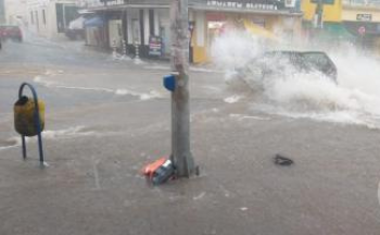 REALIDADE CUIAB E VG Forte chuva inunda ruas, deixa trnsito lento e bairros sem luz