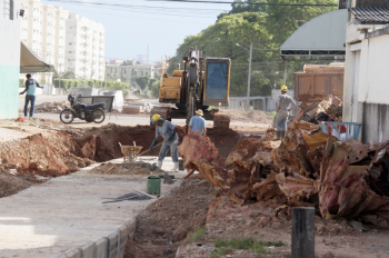 Reconstruo da canalizao de crrego prossegue pela Rua Rui Barbosa