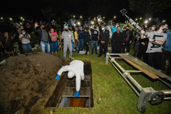 Multido se aglomera em enterro do Pastor Sebastio em Cuiab