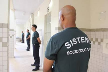 Agentes da segurana fazem exames de Covid