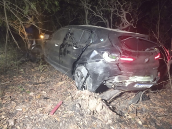 Quatro jovens ficam feridos aps BMW capotar prximo a condomnio de luxo em Cuiab