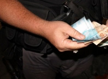 Bêbado causa acidente, tenta suborno de R$ 500 e depois xinga policiais