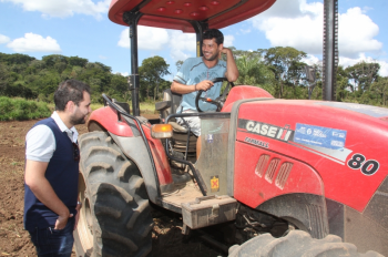 Prefeitura entrega equipamentos agrcolas para uso de pequenos produtores rurais