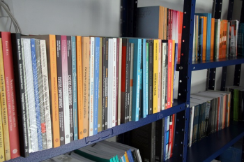 Empresa doa mais de 100 livros para equipar biblioteca dos novos abrigos de passageiros