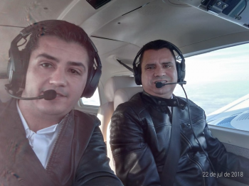 Foto mostra piloto e copiloto de avio de Bernardo Ribas Carli momentos antes de queda