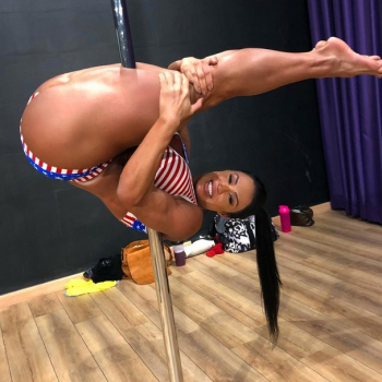 Gracyanne Barbosa faz pose inusitada no pole dance